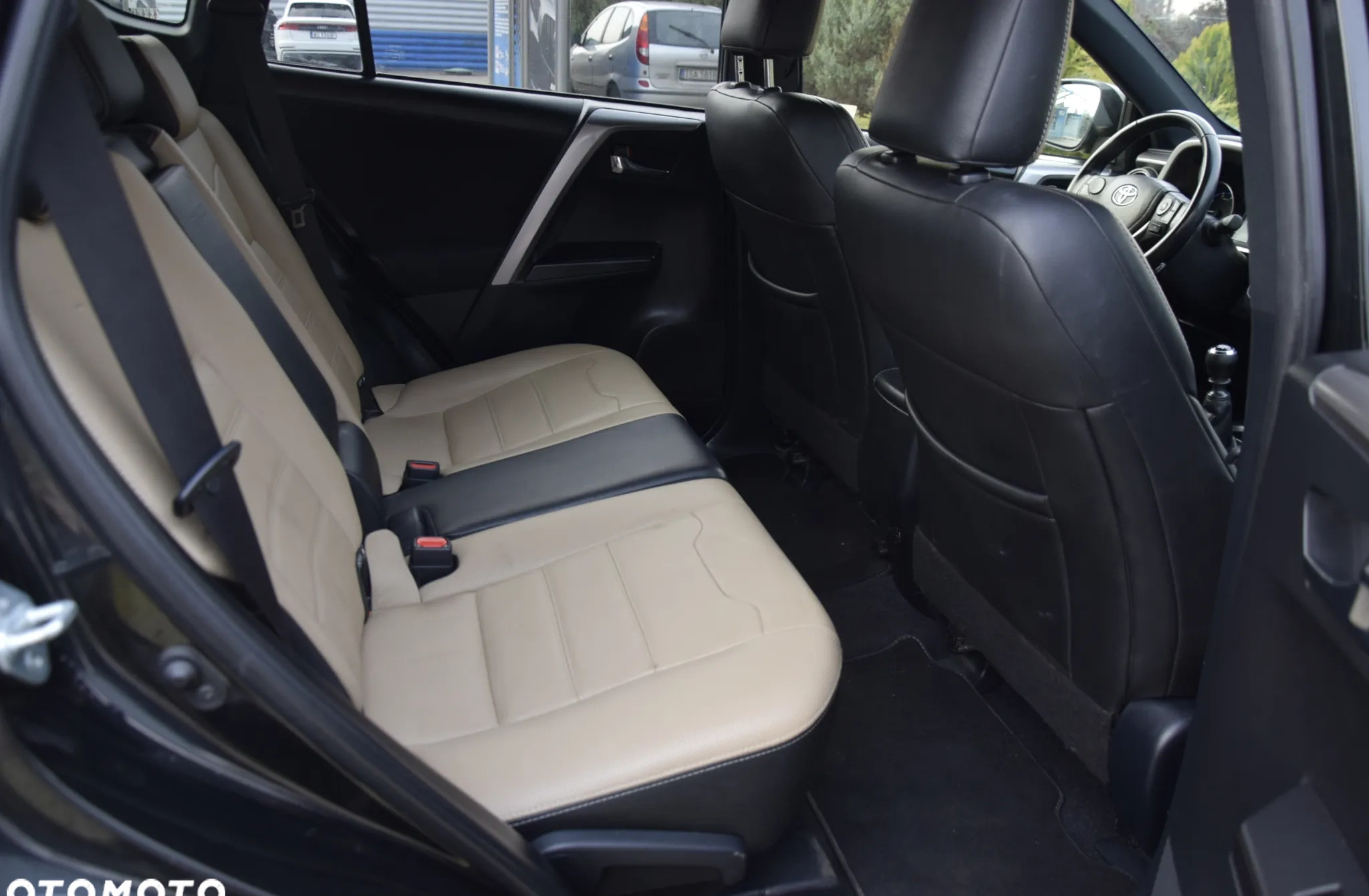 Toyota RAV4 cena 66800 przebieg: 328000, rok produkcji 2016 z Żuromin małe 326